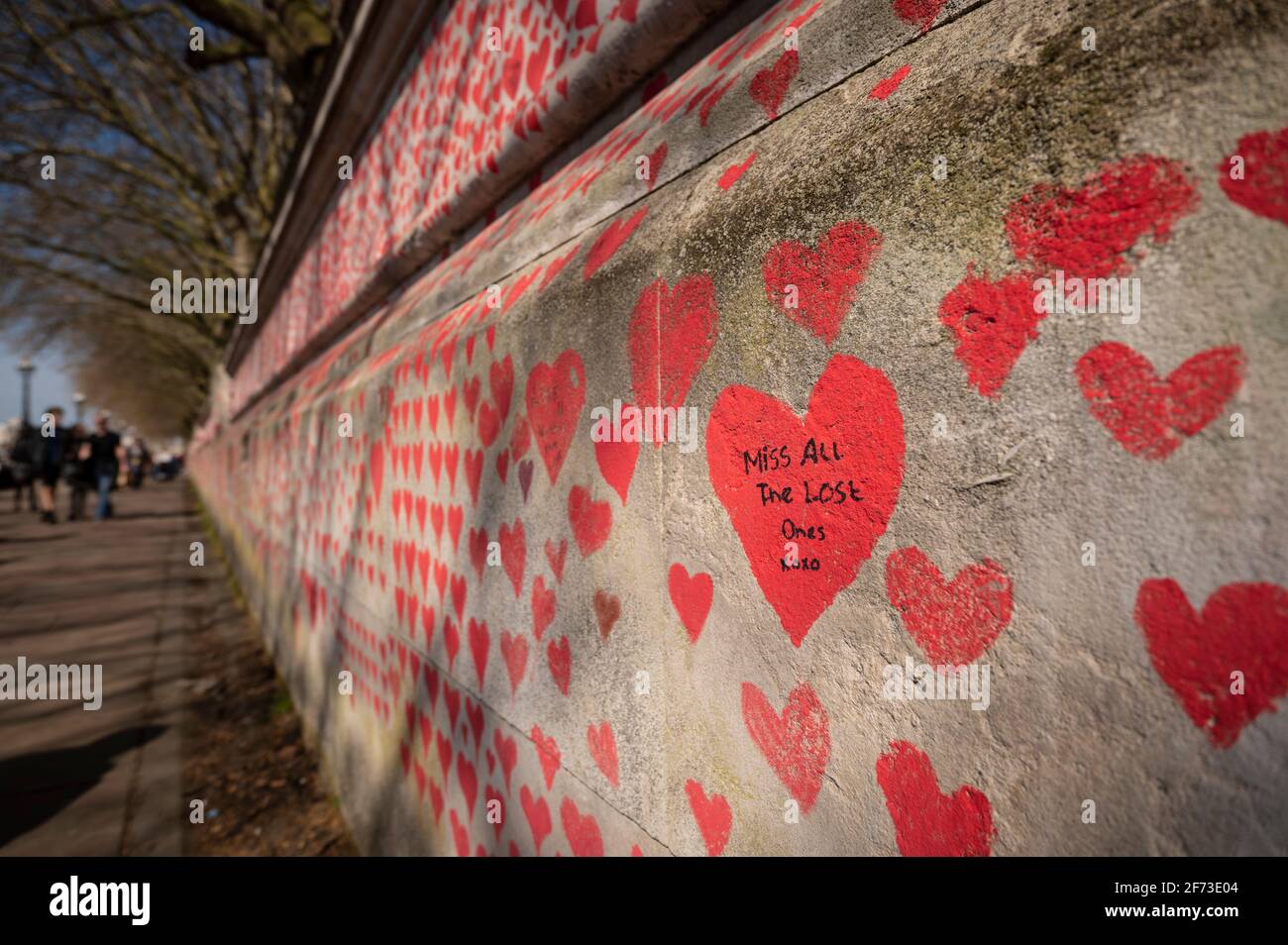 Londres, Royaume-Uni. 4 avril 2021. Dedications à la personne décédée à cœur le dimanche de Pâques sur un mur à Lambeth près de la Tamise, chaque cœur représentant une personne décédée pendant la pandémie de coronavirus au Royaume-Uni. Appelé le mur commémoratif national Covid, il a été créé par le groupe Covid-19 Bereaved Families for Justice avec des travaux qui débutent il y a une semaine et s'étendra sur un demi-mile à la fin. Credit: Stephen Chung / Alamy Live News Banque D'Images