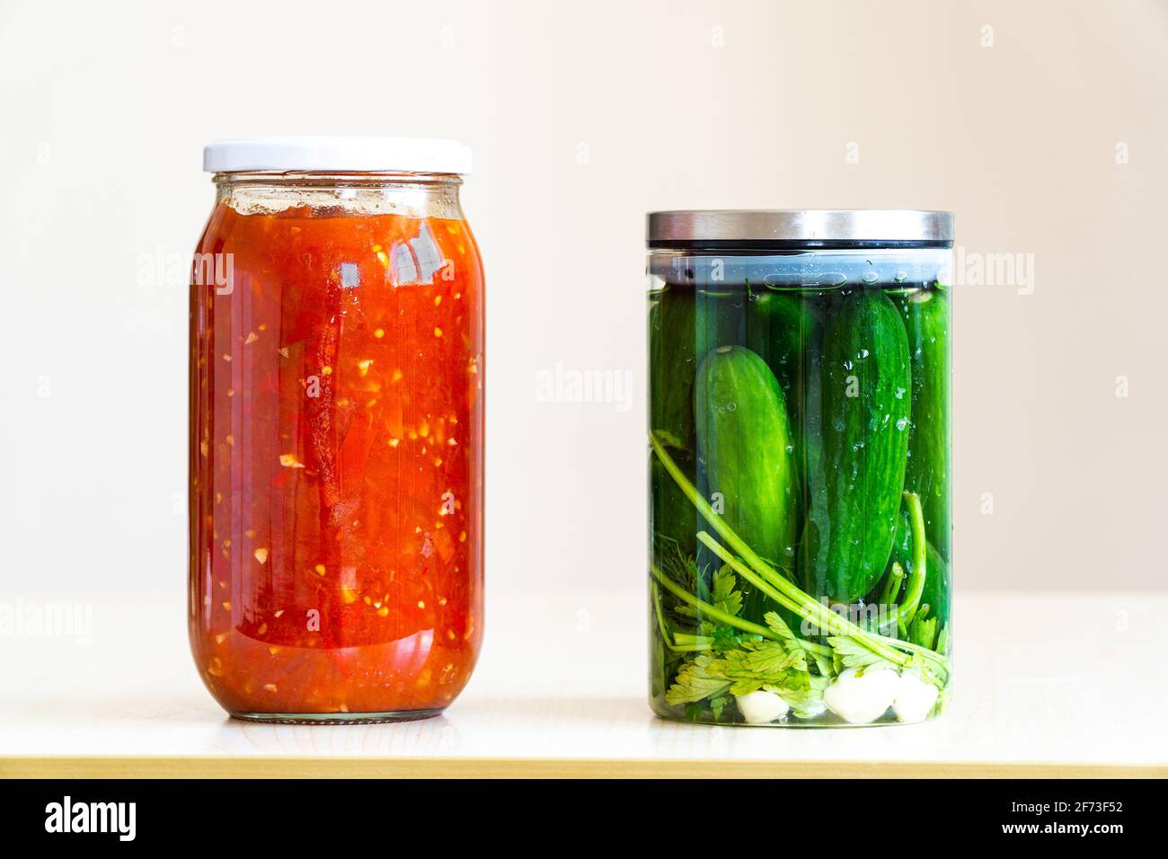 pots en verre remplis de sauce tomate et de concombres marinés Banque D'Images