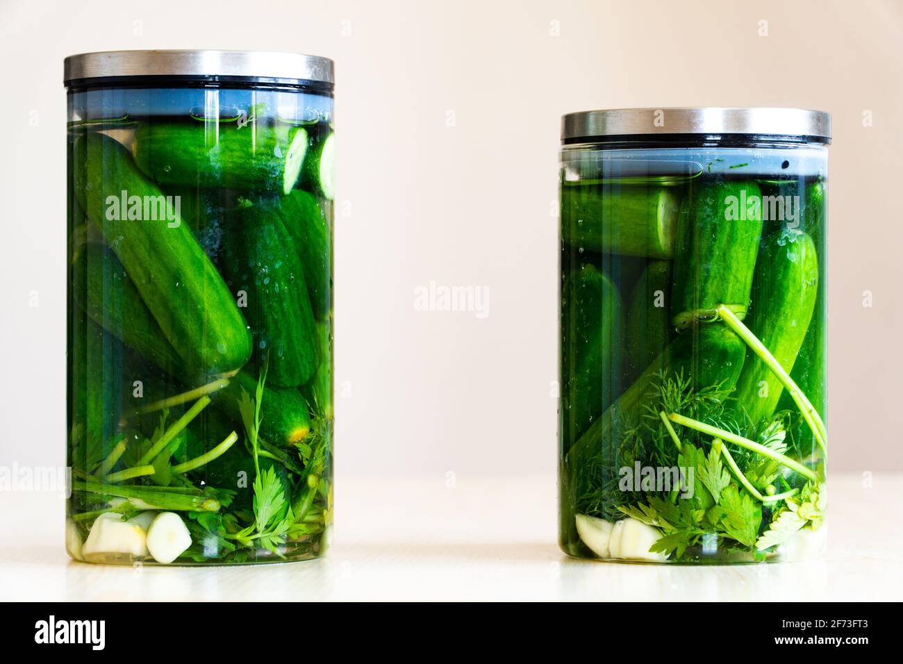 pot en verre rempli de concombres marinés Banque D'Images