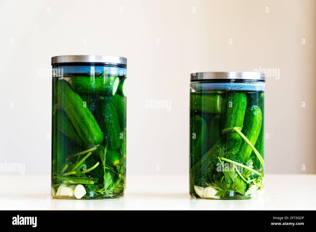 pot en verre rempli de concombres marinés Banque D'Images
