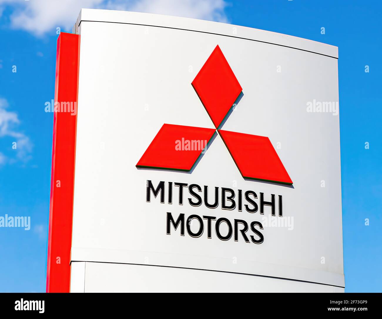 Samara, Russie - 11 mai 2016 : logo Mitsubishi sur un panneau à l'extérieur de la voiture ou de la concession automobile contre le ciel bleu Banque D'Images