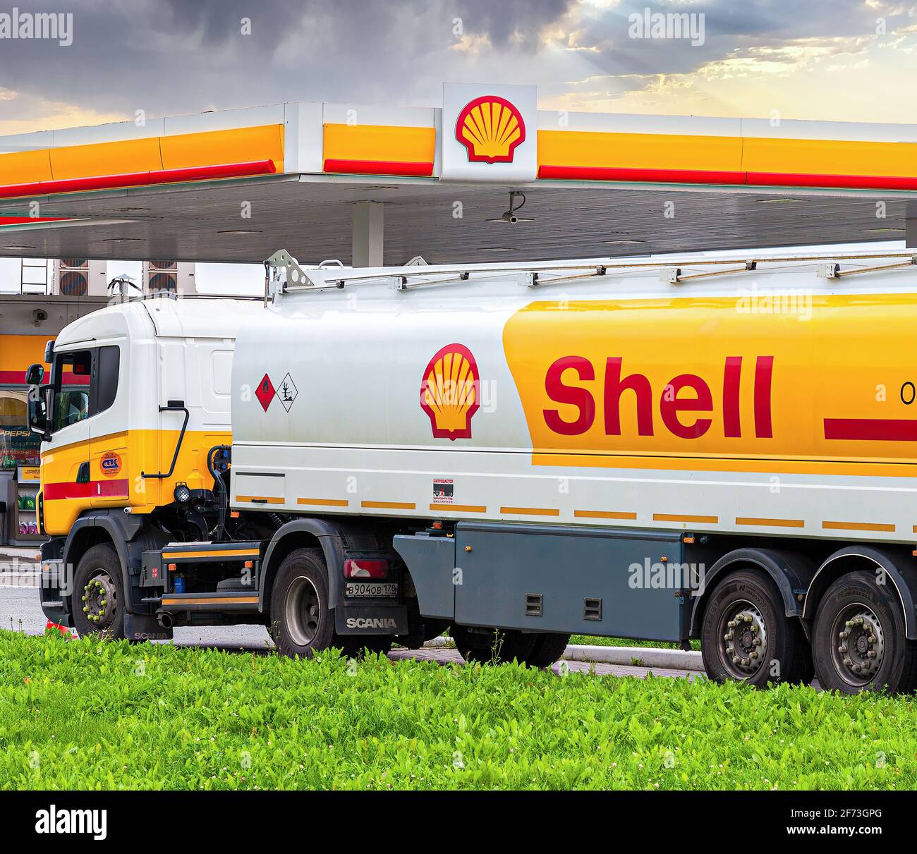 Saint-Pétersbourg, Russie - 31 juillet 2016 : camion Shell Oil à la station-service Shell en été. Royal Dutch Shell ou Shell est une multinationale anglo-néerlandaise Banque D'Images