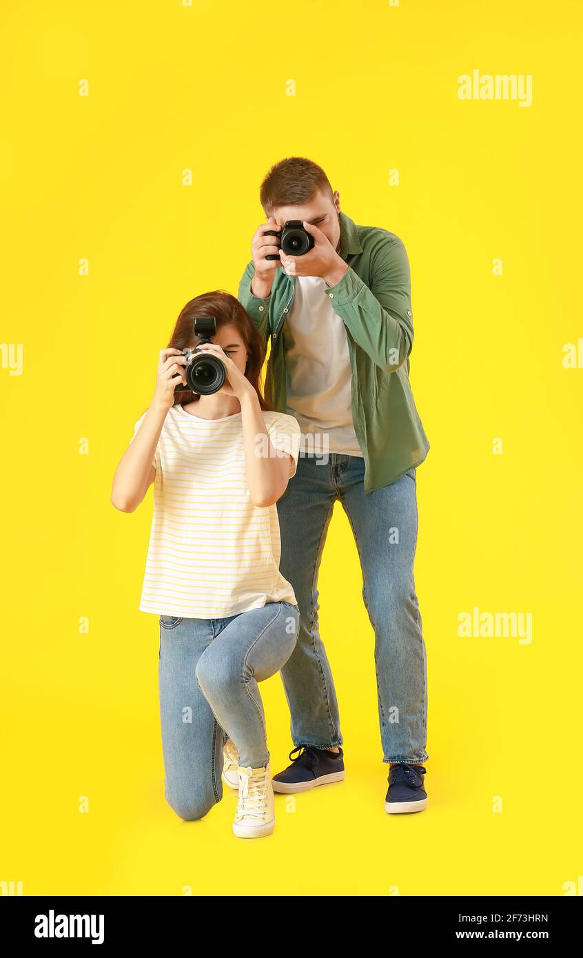 Jeunes photographes sur fond couleur Banque D'Images