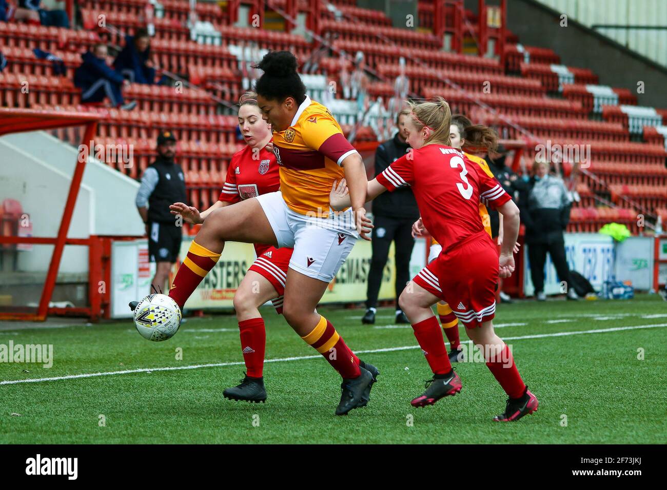 Airdrie, Lanarkshire, Écosse, Royaume-Uni. 4 avril 2021. Action du 1er match après le verrouillage de la Scottish Building Society Scottish Women's Premier League 1 Fixture Motherwell FC vs Forfar Farmington au Penny Cars Stadium, Airdrie, Lanarkshire, 04/04/2021 | Credit Colin Poultney/Alay Live News Banque D'Images