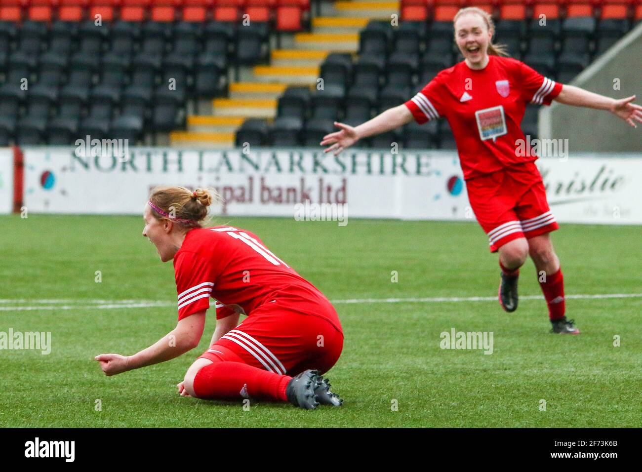 Airdrie, Lanarkshire, Écosse, Royaume-Uni. 4 avril 2021. Action du 1er match après le verrouillage de la Scottish Building Society Scottish Women's Premier League 1 Fixture Motherwell FC vs Forfar Farmington au Penny Cars Stadium, Airdrie, Lanarkshire, 04/04/2021 | Credit Colin Poultney/Alay Live News Banque D'Images