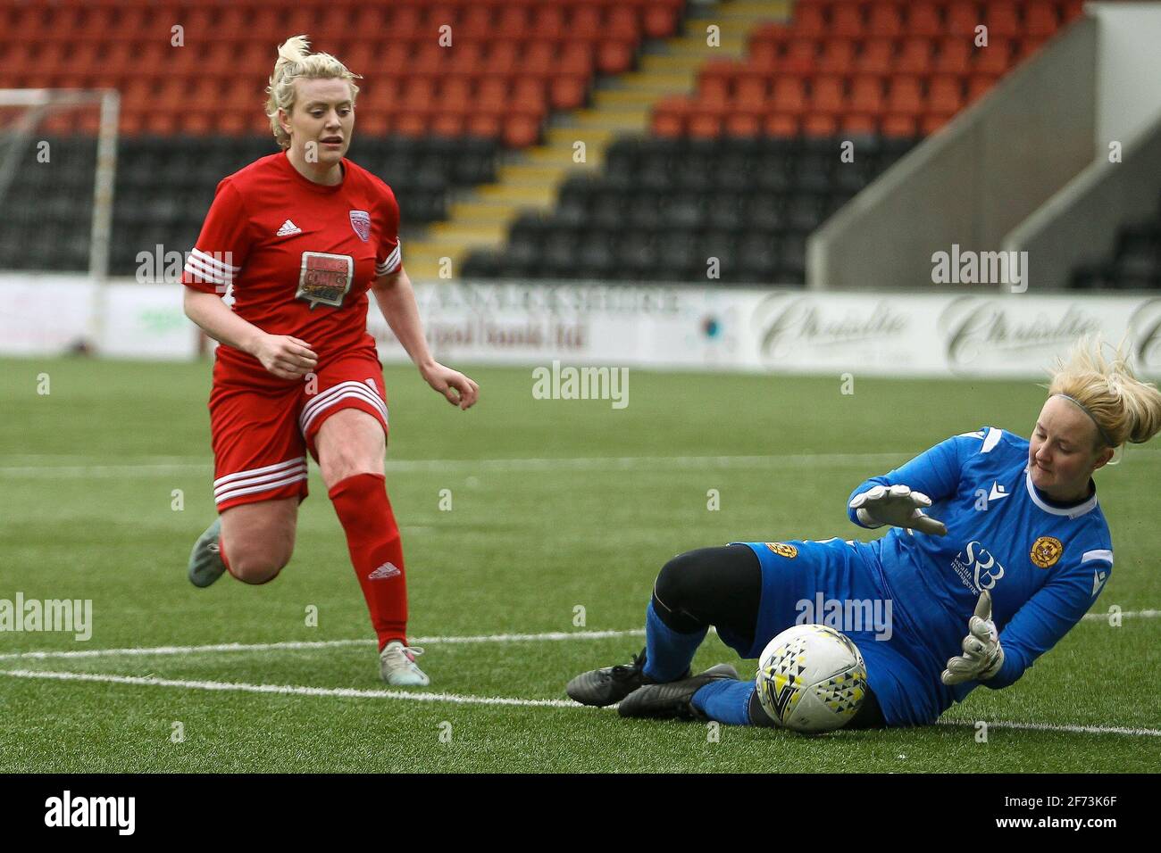 Airdrie, Lanarkshire, Écosse, Royaume-Uni. 4 avril 2021. Action du 1er match après le verrouillage de la Scottish Building Society Scottish Women's Premier League 1 Fixture Motherwell FC vs Forfar Farmington au Penny Cars Stadium, Airdrie, Lanarkshire, 04/04/2021 | Credit Colin Poultney/Alay Live News Banque D'Images