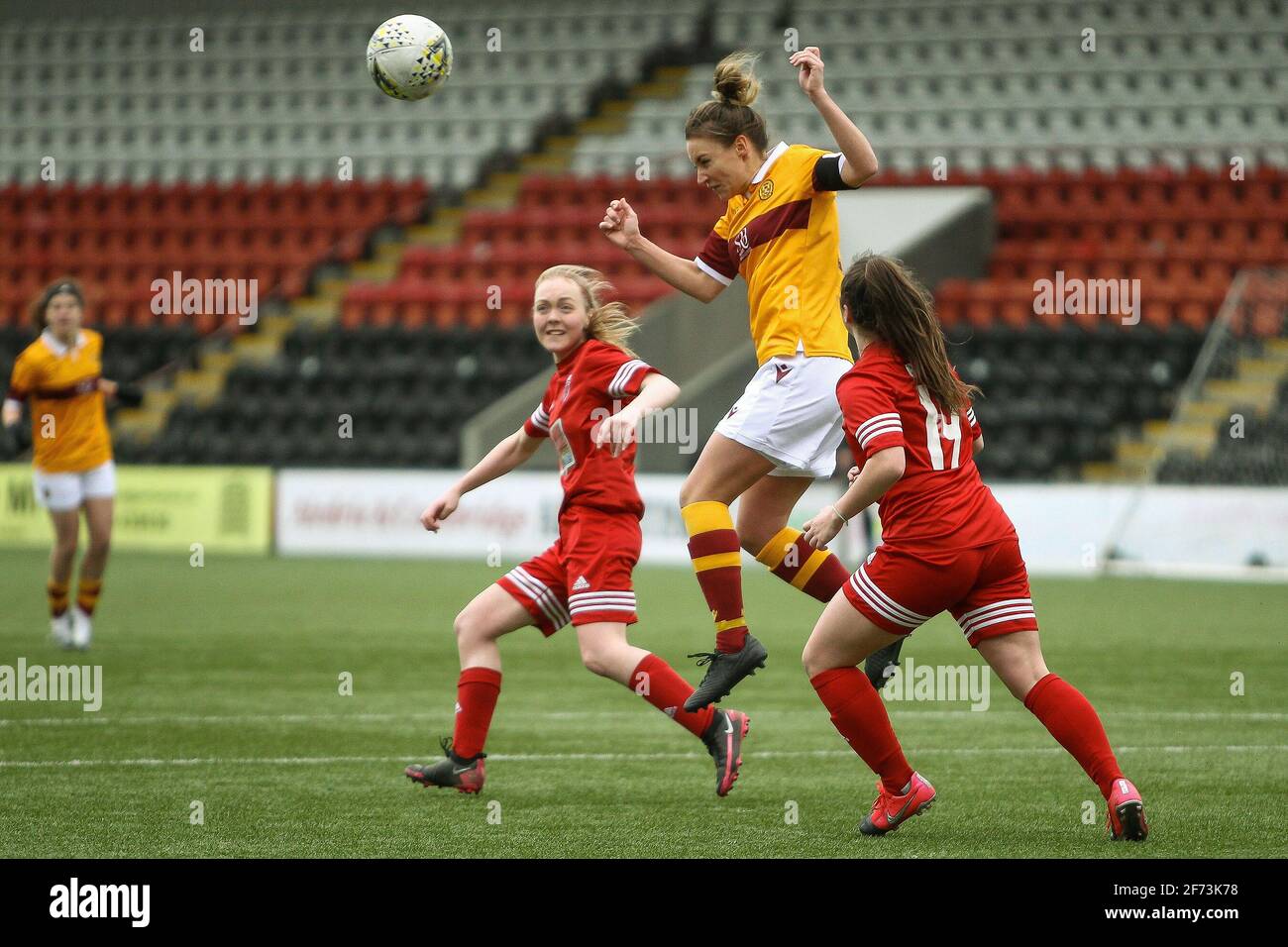 Airdrie, Lanarkshire, Écosse, Royaume-Uni. 4 avril 2021. Action du 1er match après le verrouillage de la Scottish Building Society Scottish Women's Premier League 1 Fixture Motherwell FC vs Forfar Farmington au Penny Cars Stadium, Airdrie, Lanarkshire, 04/04/2021 | Credit Colin Poultney/Alay Live News Banque D'Images