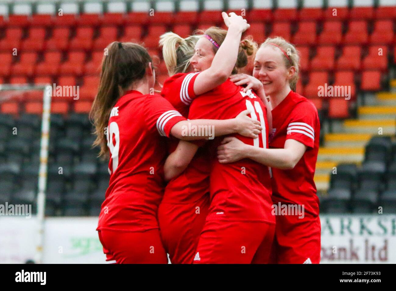 Airdrie, Lanarkshire, Écosse, Royaume-Uni. 4 avril 2021. Action du 1er match après le verrouillage de la Scottish Building Society Scottish Women's Premier League 1 Fixture Motherwell FC vs Forfar Farmington au Penny Cars Stadium, Airdrie, Lanarkshire, 04/04/2021 | Credit Colin Poultney/Alay Live News Banque D'Images