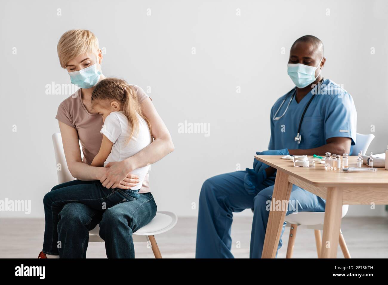Immunisation et vaccination en pédiatrie et en émotions des enfants Banque D'Images