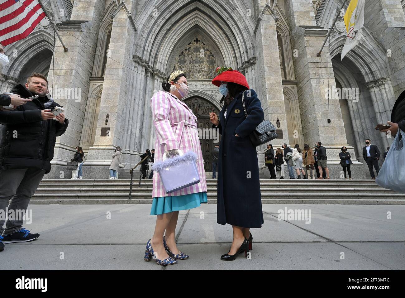 Habillée de mode, Mary Higham (l) et Belle Bakst (r) se tiennent en ligne  pour assister à la messe de Pâques du dimanche à la cathédrale  Saint-Patrick, le long de la 5e