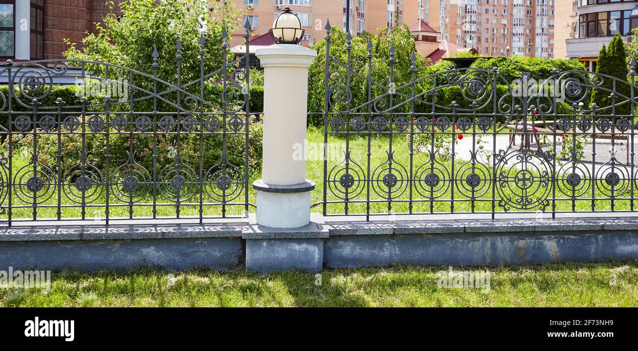 Clôture en fer forgé. Image d’une magnifique clôture décorative en