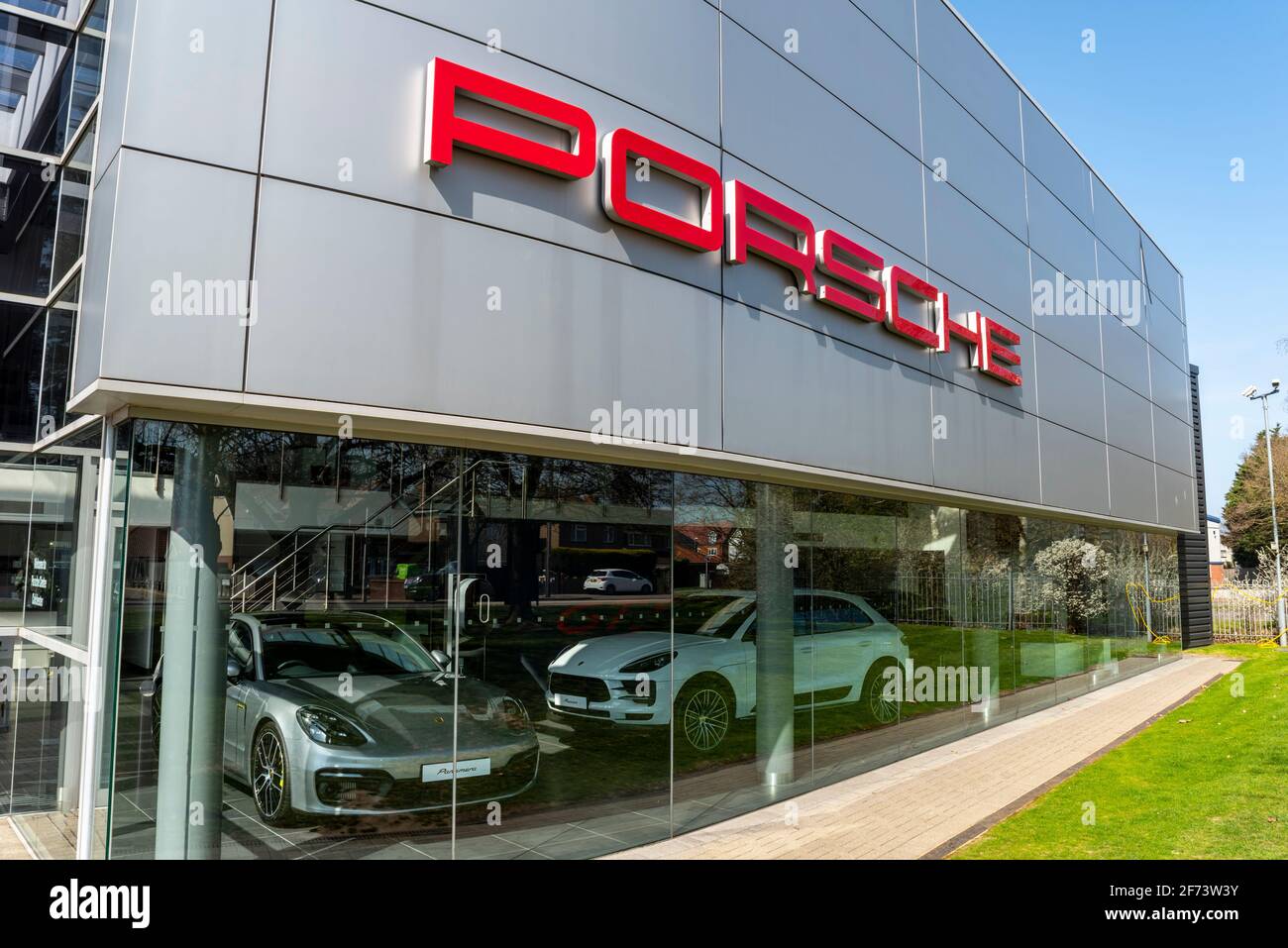 Concessionnaire Porsche à Colchester, Essex, Royaume-Uni. Marque Porsche, logo, symbole. Lettres stylisées dans le bâtiment de la salle d'exposition. Jour lumineux et ensoleillé Banque D'Images