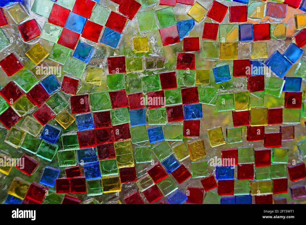 Carreaux transparents rouge, bleu, jaune et vert sur une fenêtre en verre Banque D'Images