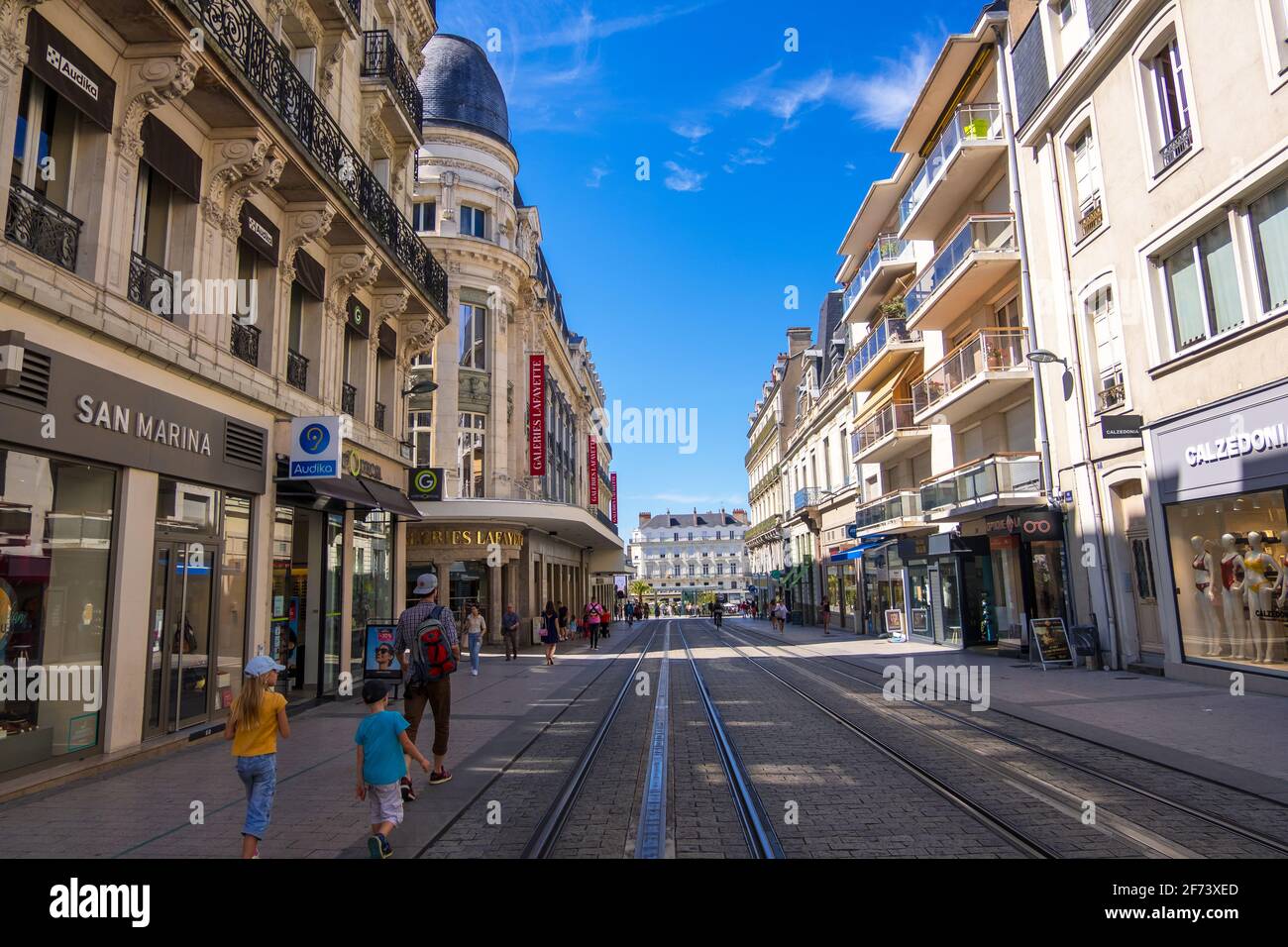 Angers, France - 23 août 2019 : rue d'Alsace dans le centre-ville d'Angers dans le département du Maine et Loire en France Banque D'Images