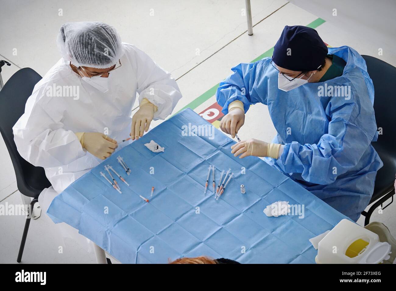 Préparation de seringues avec une dose de vaccin prête pour l'inoculation dans le centre de vaccination italien. Turin, Italie - avril 2021 Banque D'Images