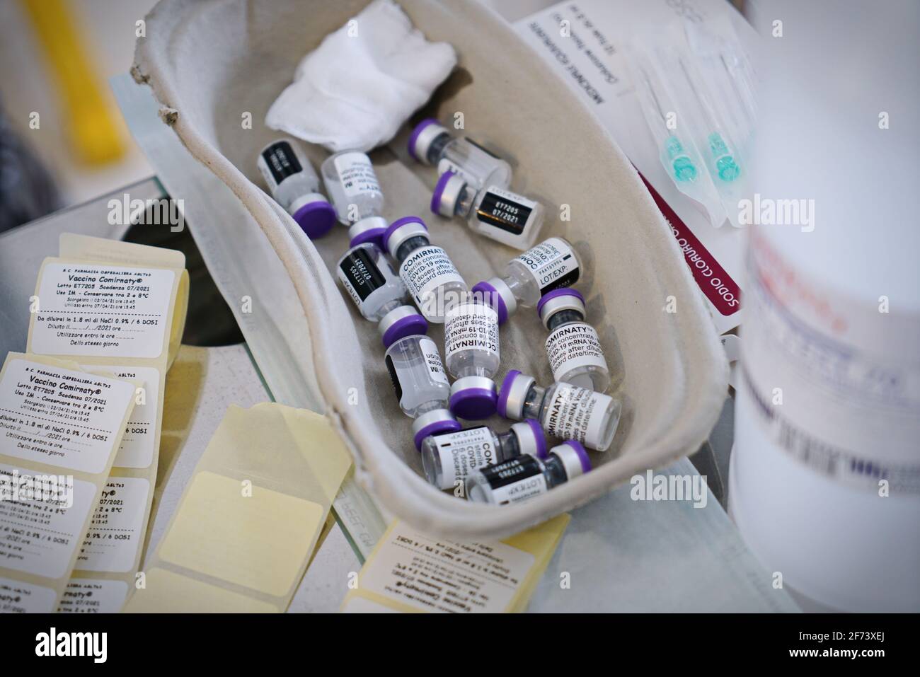 Pfizer-BioNTech COVID-19 flacons de « comirnaty » de vaccin avant utilisation dans un centre de vaccination italien. Turin, Italie - avril 2021 Banque D'Images