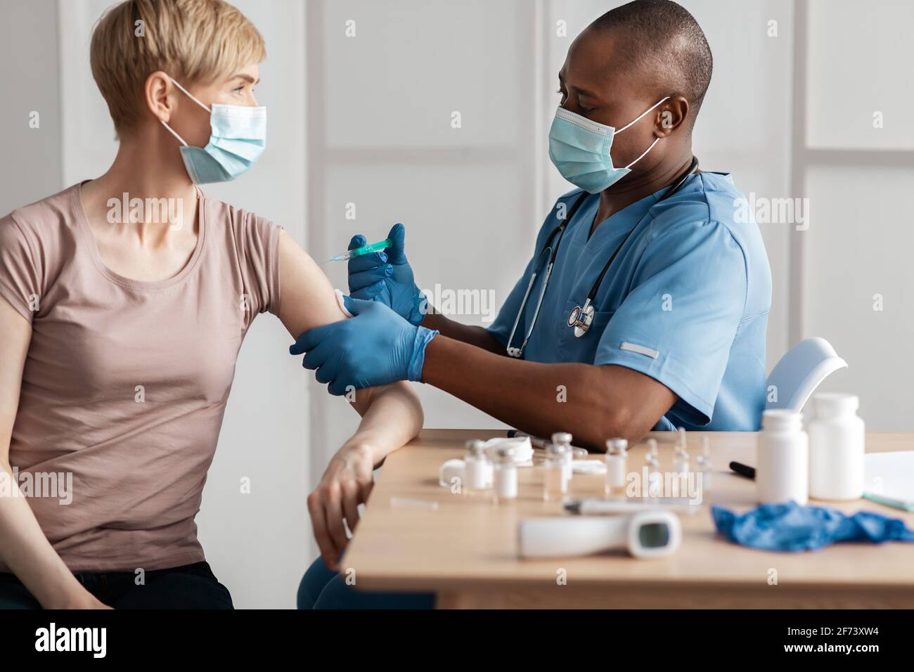 Travail d'un travailleur médical dans un centre de vaccination et des soins de santé Banque D'Images