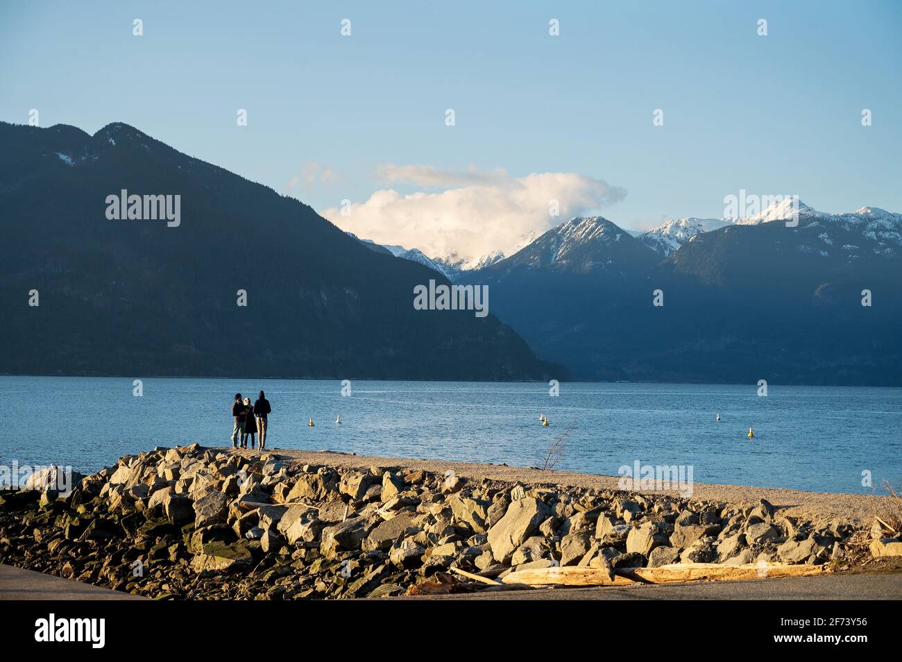 Une famille bénéficie de la vue sur Howe Sound au parc provincial de Porteau. L'autoroute Sea to Sky qui relie Vancouver à Squamish et Whistler. Banque D'Images