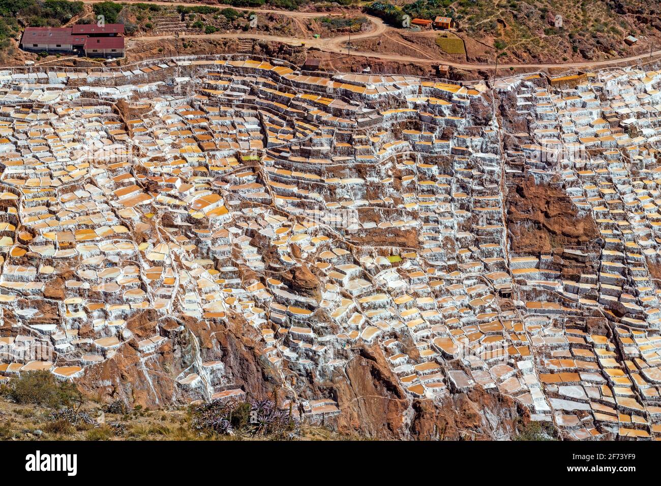 Paysage aérien des terrasses de l'étang de sel de Maras, Vallée Sacrée de l'Inca, province de Cusco, Pérou. Banque D'Images