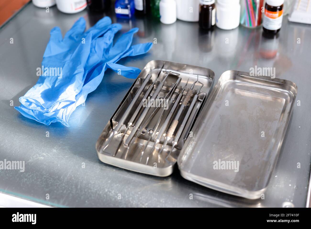 Instruments dentaires et gants médicaux sur la table Banque D'Images