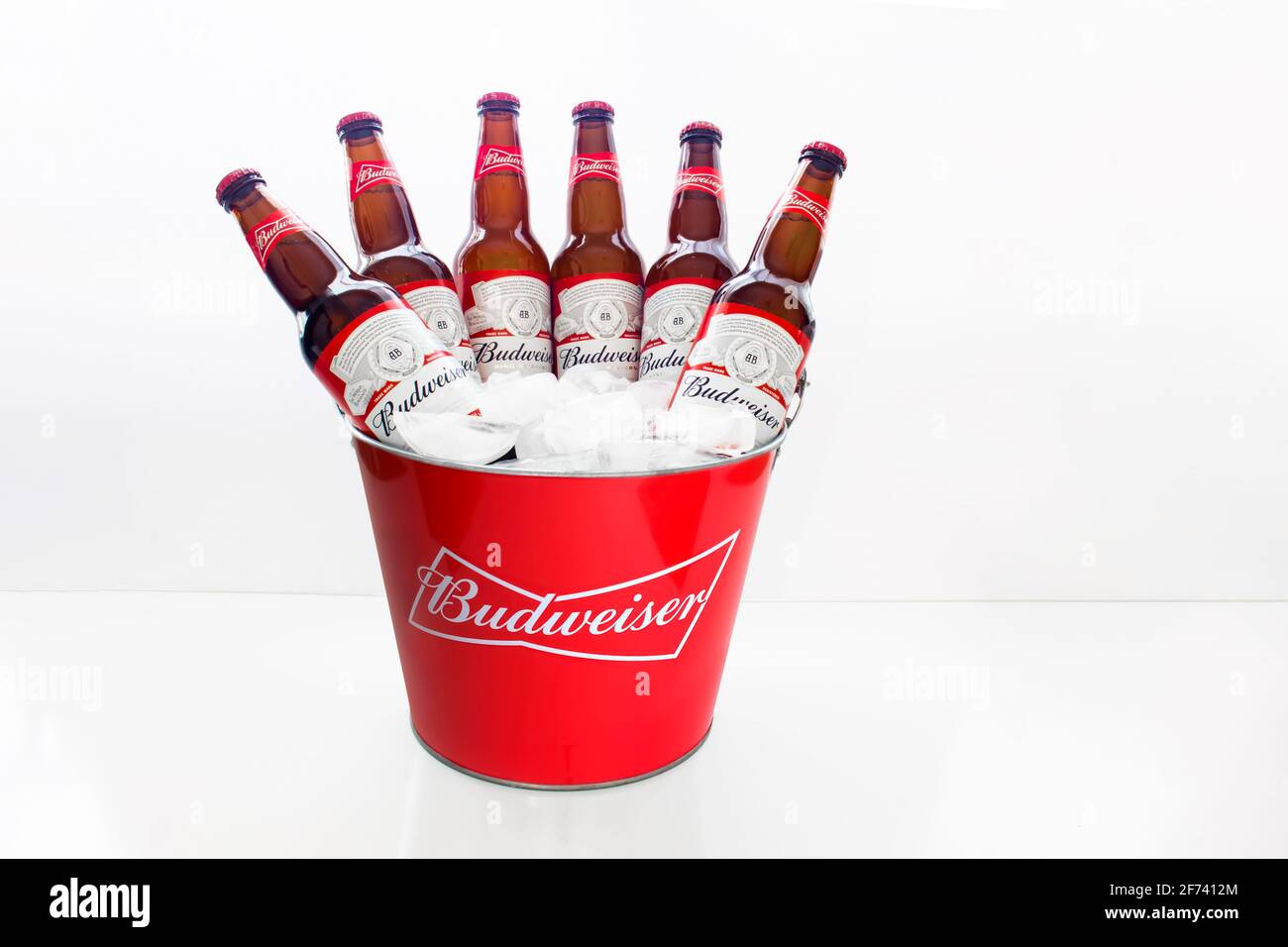 Calgary Alberta, Canada. 02 avril 2021. Un seau à bière Budweiser de style  américain avec six bouteilles de bière avec glace sur fond blanc Photo  Stock - Alamy