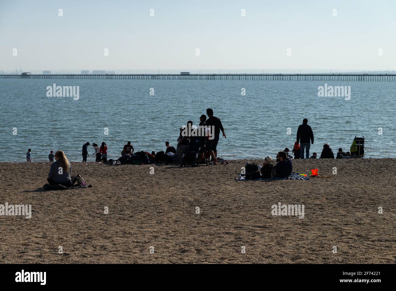 Southend, Essex, Royaume-Uni 4 avril 2021 : les visiteurs du bord de mer de Southend apprécient la détente des restrictions de verrouillage du Royaume-Uni lors d'un séjour ensoleillé de Pâques à la banque. Banque D'Images