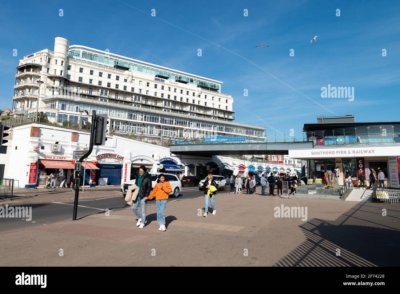 Southend, Essex, Royaume-Uni 4 avril 2021 : les visiteurs du bord de mer de Southend apprécient la détente des restrictions de verrouillage du Royaume-Uni lors d'un séjour ensoleillé de Pâques à la banque. Banque D'Images