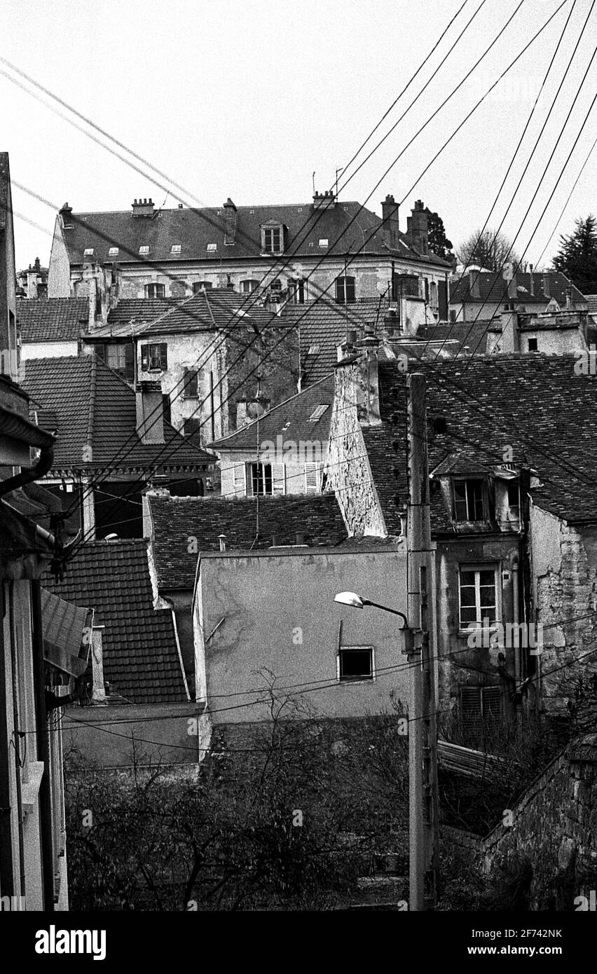 AJAXNETPHOTO. PONTOISE, FRANCE. - TOITS - VILLE EN BANLIEUE DE PARIS OÙ L'ARTISTE CAMILLE PISSARRO VÉCUT.PHOTO:JONATHAN EASTLAND/AJAX REF:840105 15 72 Banque D'Images