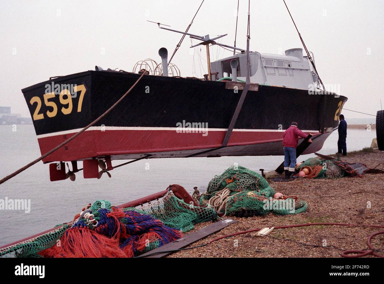 AJAXNETPHOTO. 7 FÉVRIER 1996. CALSHOT, ANGLETERRE. -ASCENSEUR ASR - AVION DE SAUVETAGE EN MER 2597 SOULEVÉ DANS L'EAU À CALSHOT BROCHE AVANT DE REMORQUER VERS LA RIVIÈRE HAMBLE ET UN NOUVEL AMARRAGE. PHOTO : JONATHAN EASTLAND/AJAX REF:960702 29 Banque D'Images