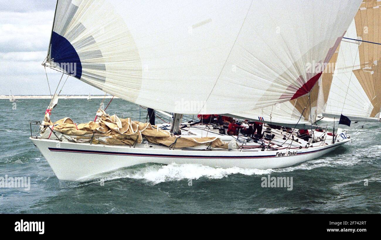 AJAXNETPHOTO. 1989. SOLENT, ANGLETERRE. FASTNET RACE 1989 - FISHER ET PAYKEL (NZ) SUR LES AIGUILLES. YACHT EST UNE ENTRÉE DE COURSE DE WHITBREAD. PHOTO : JONATHAN EASTLAND / AJAX REF:890209 34 Banque D'Images