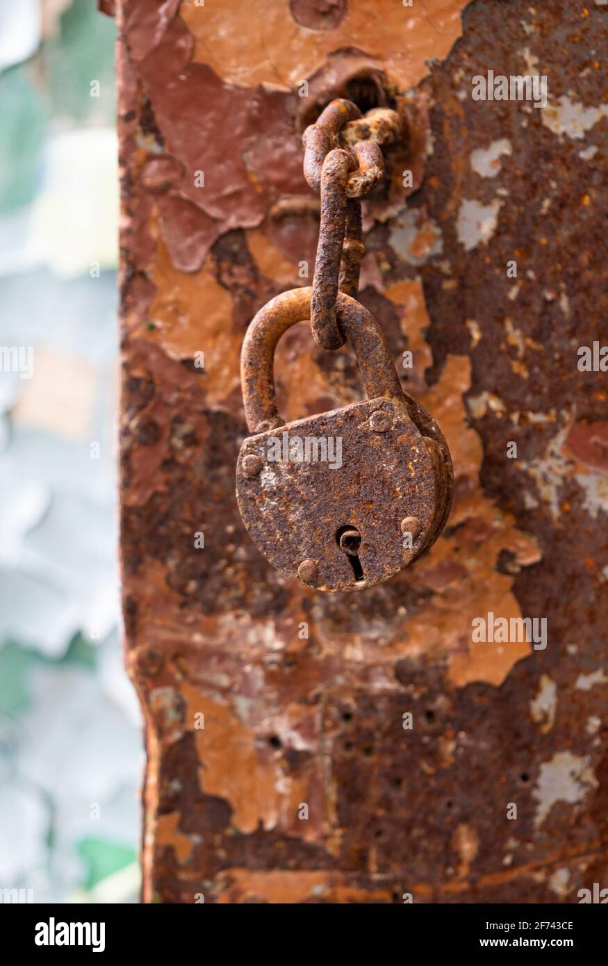 ancienne serrure sur une porte rouillée dans un bâtiment abandonné Banque D'Images