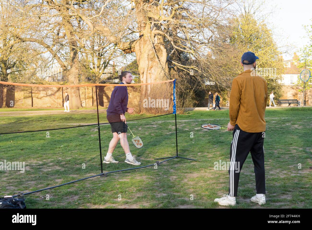 Les amateurs de badminton locaux se sont emblés au parc pour jouer au  badminton au soleil et dans l'espace ouvert après le relâchement national  du confinement À partir du 29 mars 2021