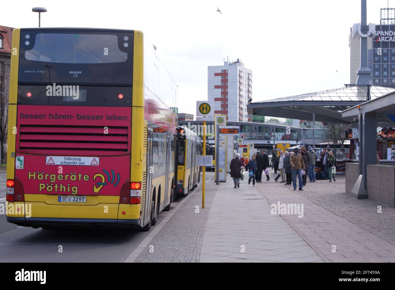 Der Altstädter Ring am Rathaus Spandau mit Doppeldeccurbus der Linie 137  von Freudstraße/Goldkäferweg Richtung Staaken, Reimerweg Photo Stock - Alamy