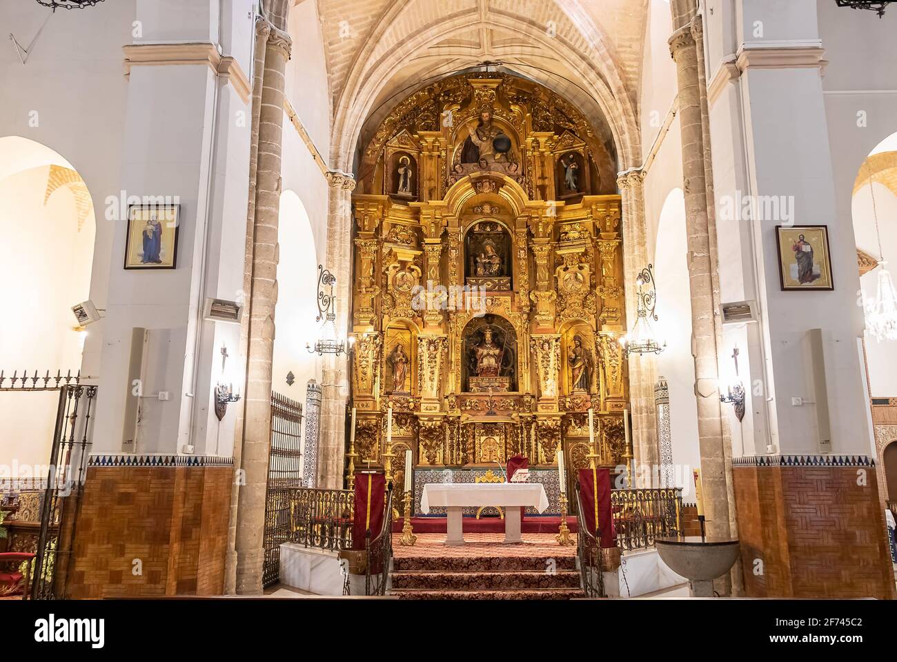 Huelva, Espagne - 1er avril 2021 : autel principal de la Parroquia Mayor de San Pedro de Huelva à l'occasion de la semaine sainte de 2021. Banque D'Images