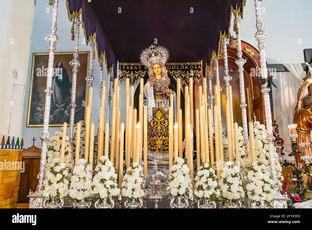 Huelva, Espagne - 1er avril 2021 : procession de notre Dame de Calvaire à l'intérieur de la Parroquia Mayor de San Pedro de Huelva exposée à l'occasion du Saint-W. Banque D'Images