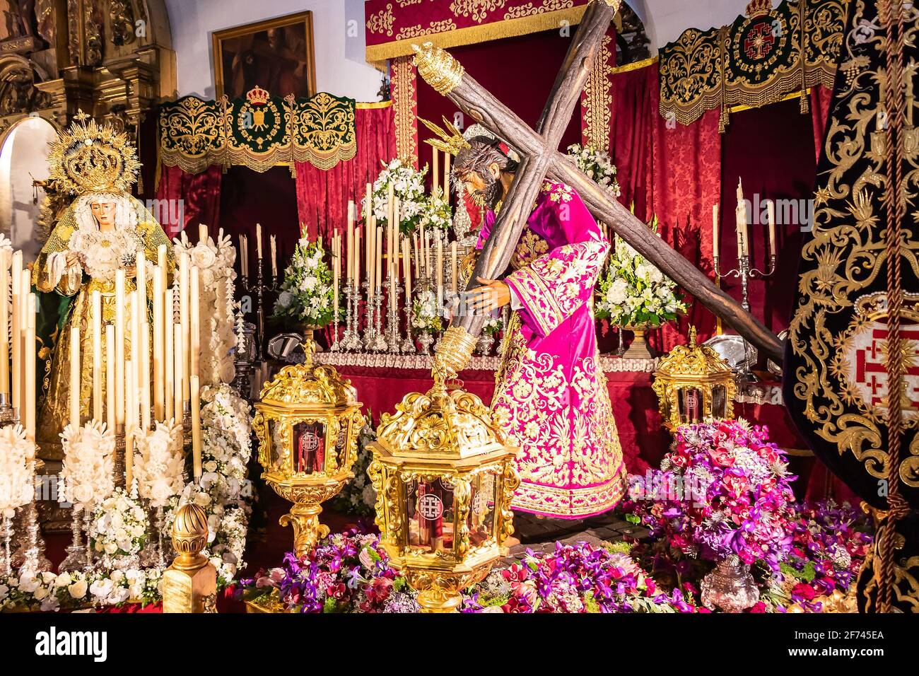 Huelva, Espagne - 1 avril 2021 : procession du Jésus de la passion à l'intérieur de la Parroquia Mayor de San Pedro de Huelva exposé à l'occasion de H Banque D'Images