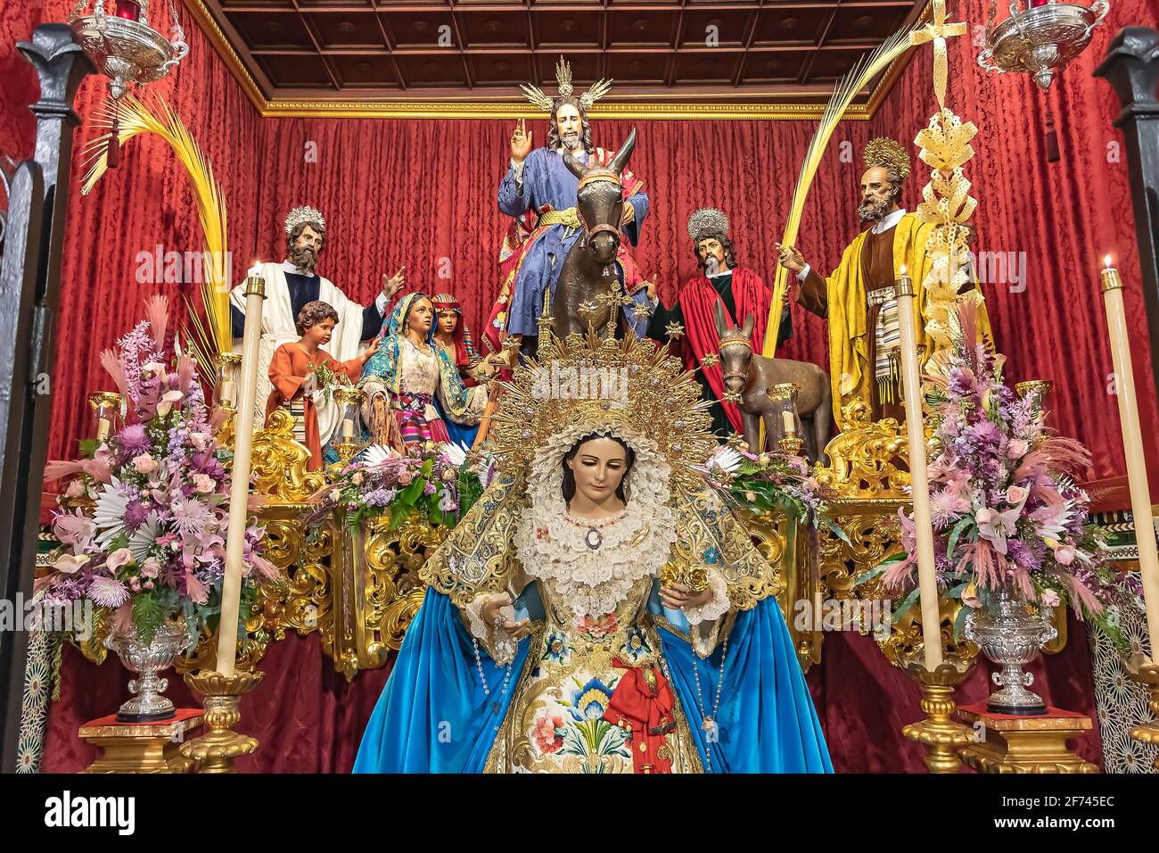 Huelva, Espagne - 1er avril 2021 : procession de la Vierge de la semaine sainte appelée la Borriquita à l'intérieur de la Parroquia Mayor de San Pedro de Huelva exposé Banque D'Images