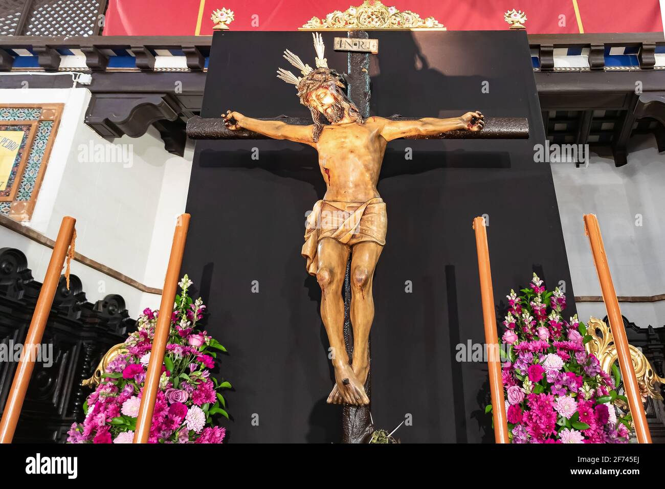 Huelva, Espagne - 1 avril 2021 : Christ de pardon du Parroquia Maire de San Pedro de Huelva exposé à l'occasion de la semaine sainte 2021 Banque D'Images