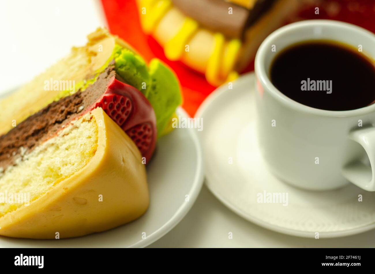 Morceau Du Gateau Burger Gateau De Madere Et De L Eponge De Chocolat Rempli De Glacage Recouvert De Glacage Doux Et De Decorations De Sucre Comestible Gateau I Photo Stock Alamy