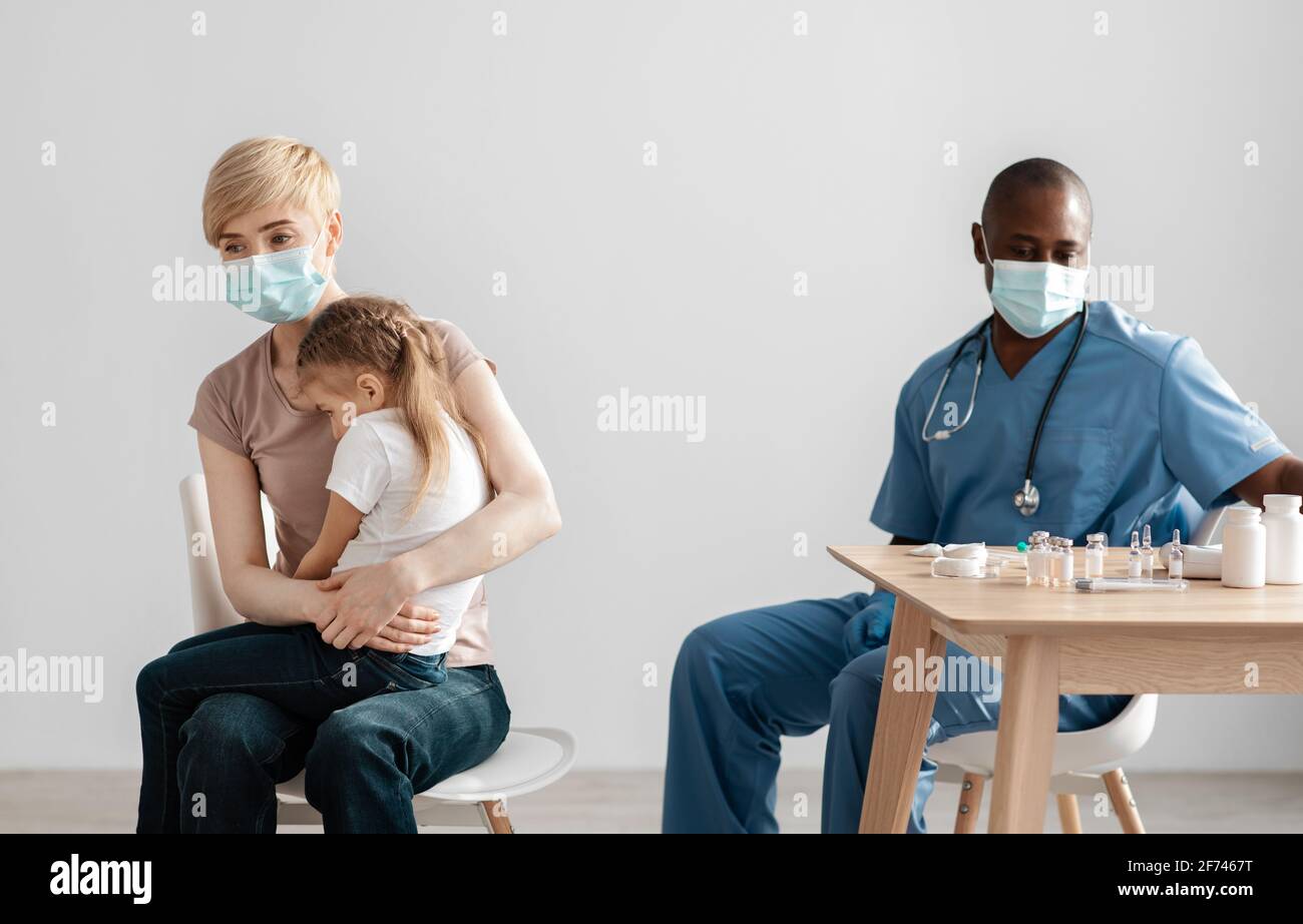 Santé de l'enfant, vaccination contre la maladie, grippe, covid-19 et visite au pédiatre Banque D'Images