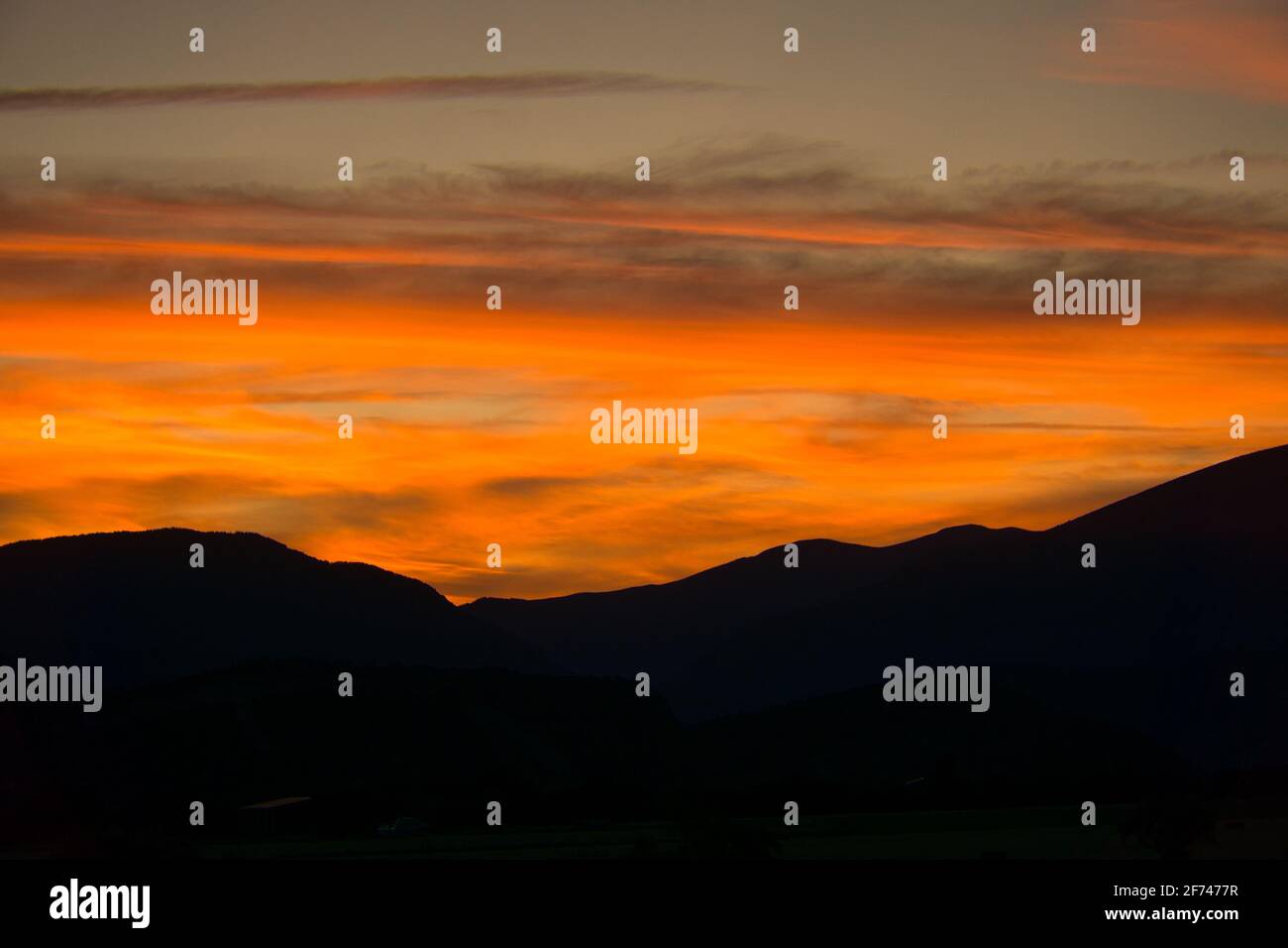 Coucher de soleil dans la ville de Gerbe, dans les Pyrénées aragonaises, situé à Huesca, Espagne. Vue Banque D'Images