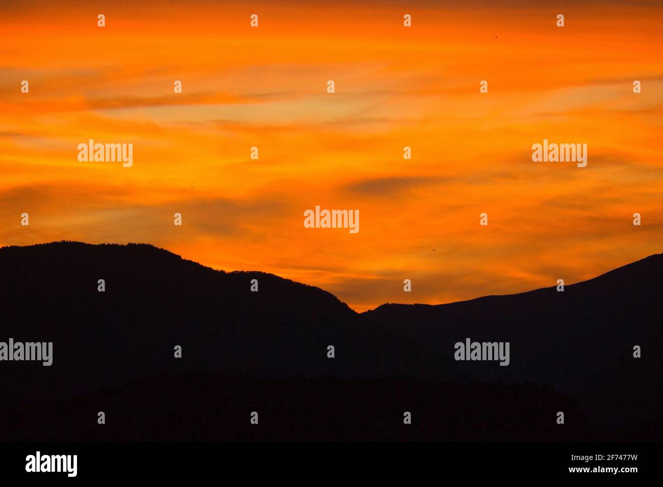 Coucher de soleil dans la ville de Gerbe, dans les Pyrénées aragonaises, situé à Huesca, Espagne. Vue Banque D'Images