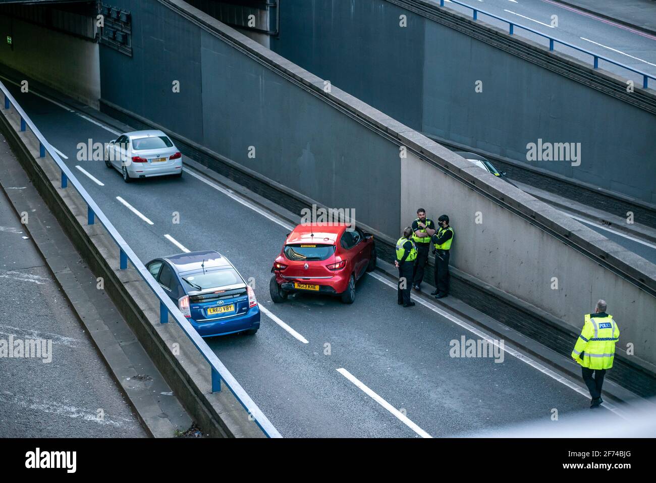 Police debout près d'une voiture écrasée à l'ouverture d'un tunnel sur Great Charles Street Queensway dans le centre-ville de Birmingham, Royaume-Uni Banque D'Images