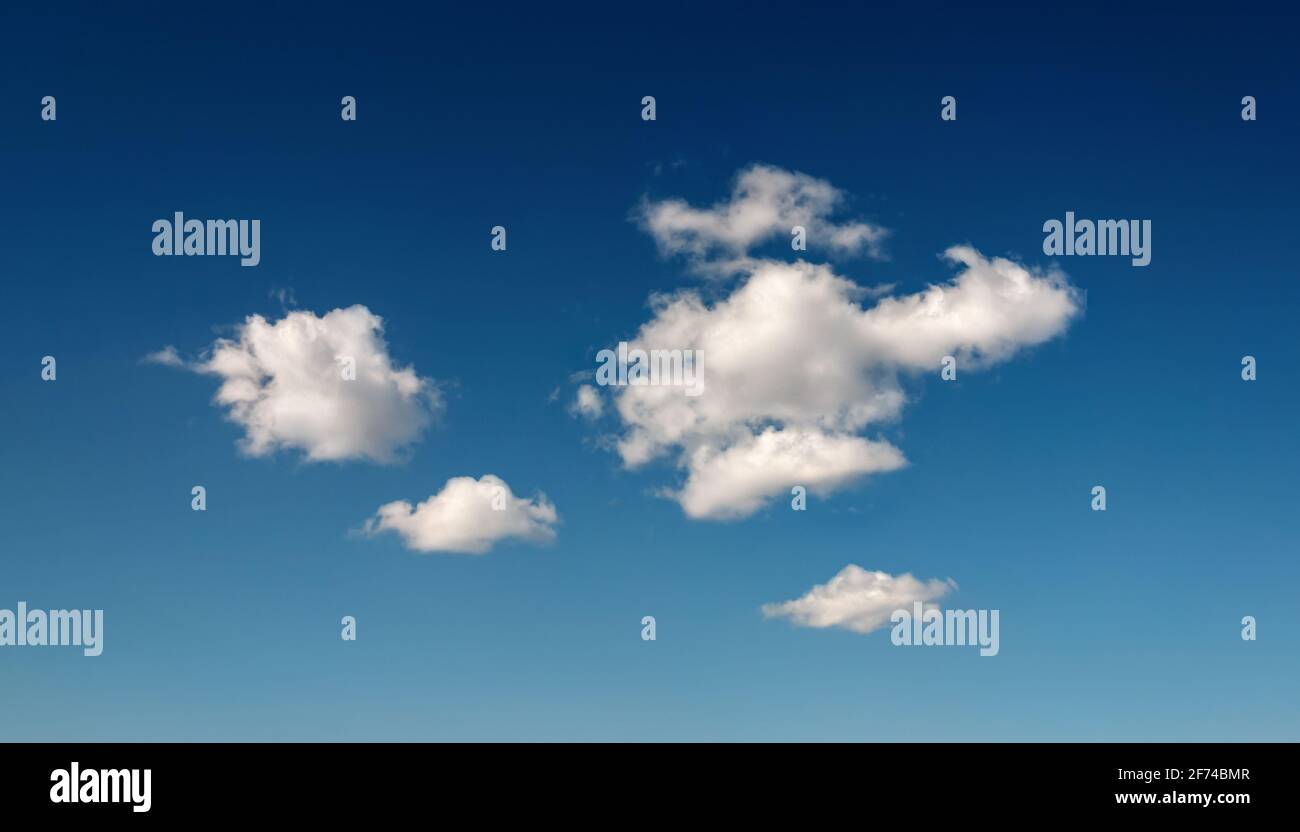Ciel bleu profond avec peu de nuages Banque D'Images