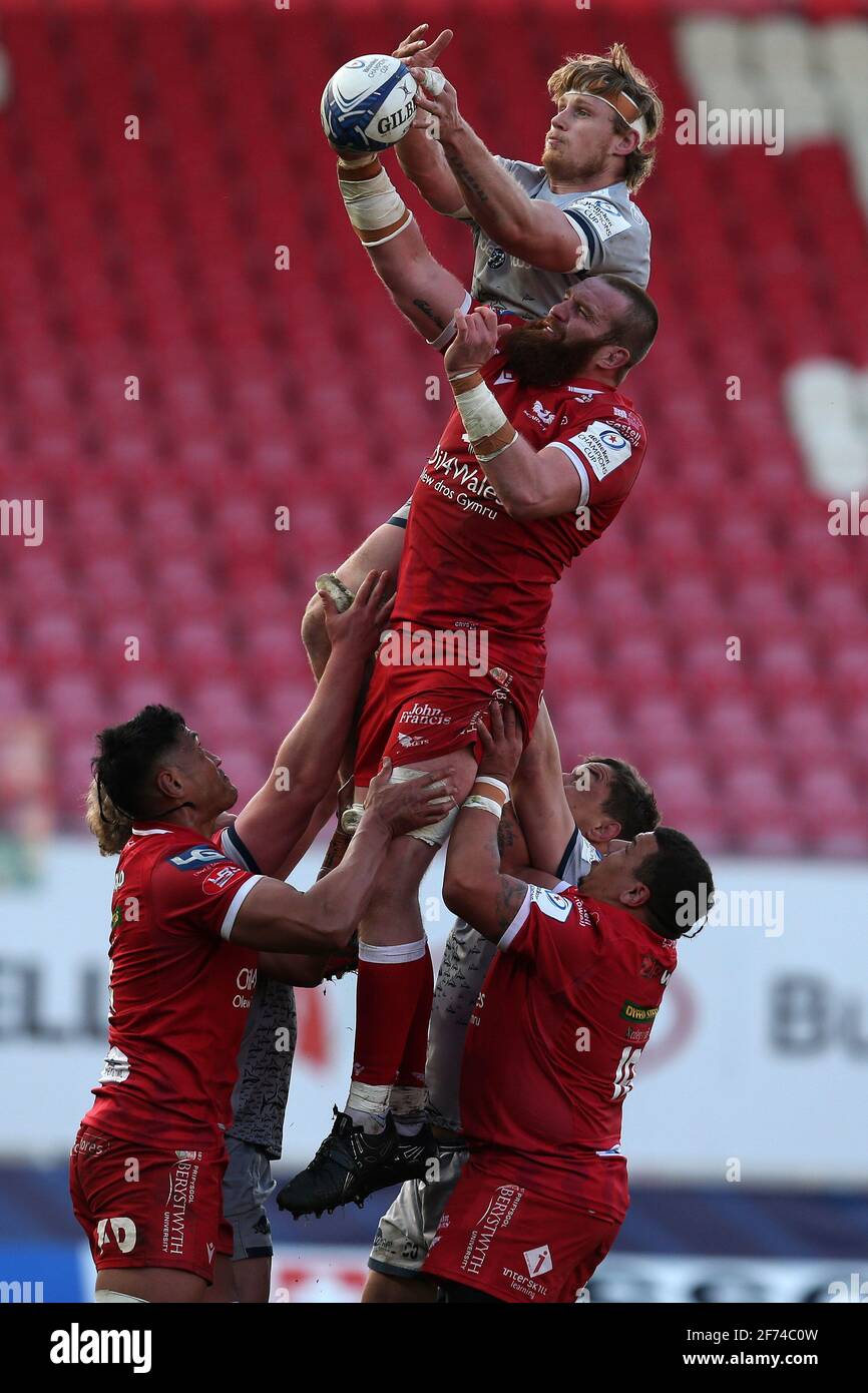 Llanelli, Royaume-Uni. 04e avril 2021. DaN du Preez de sale Sharks et Jake ball de Scarlets sautent pour une balle de ligne. Coupe des champions européens de rugby, ronde du match 16, Scarlets v sale Sharks au Parc y Scarlets Stadium de Llanelli, au sud du pays de Galles, le dimanche 4 avril 2021. photo par Andrew Orchard/Andrew Orchard sports photographie/Alamy Live news Credit: Andrew Orchard sports photographie/Alamy Live News Banque D'Images