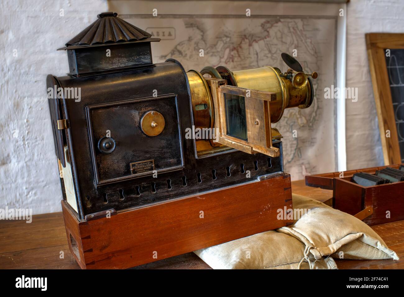 Vieux projecteur de diapositives dans le musée de l'école Banque de  photographies et d'images à haute résolution - Alamy