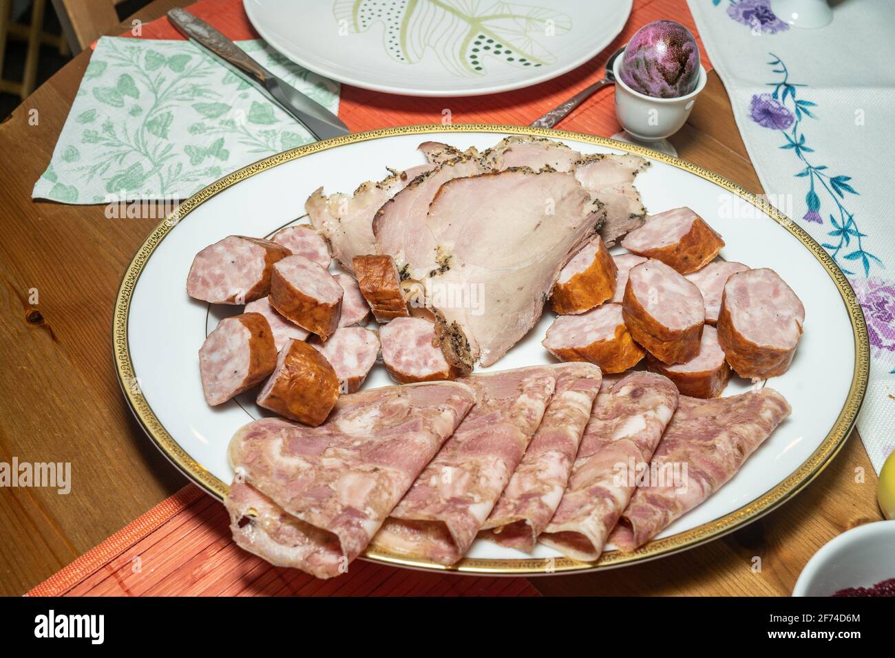 Le dimanche de Pâques est célébré avec un petit déjeuner de Pâques. Le petit déjeuner de Pâques inclut les aliments bénis le samedi de Pâques ainsi que d'autres plats traditionnels de l'est Banque D'Images