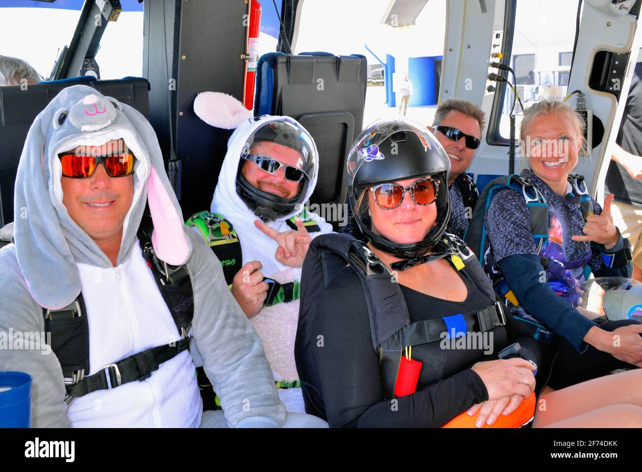 Melbourne Beach. Floride. ÉTATS-UNIS. 4 avril 2021. “Tribu of Voyager tikis Beach Boogie Skydivers” a tenu un événement du dimanche de Pâques sautant d'un hélicoptère Sikorsky, certains portant le nom de lapin de Pâques. En raison des vents forts et de l'étroite zone de chute de plage, les lignes électriques à haute tension à l'ouest et l'océan à l'est ont été la préoccupation de la journée. Crédit photo : Julian Leek/Alay Live News Banque D'Images