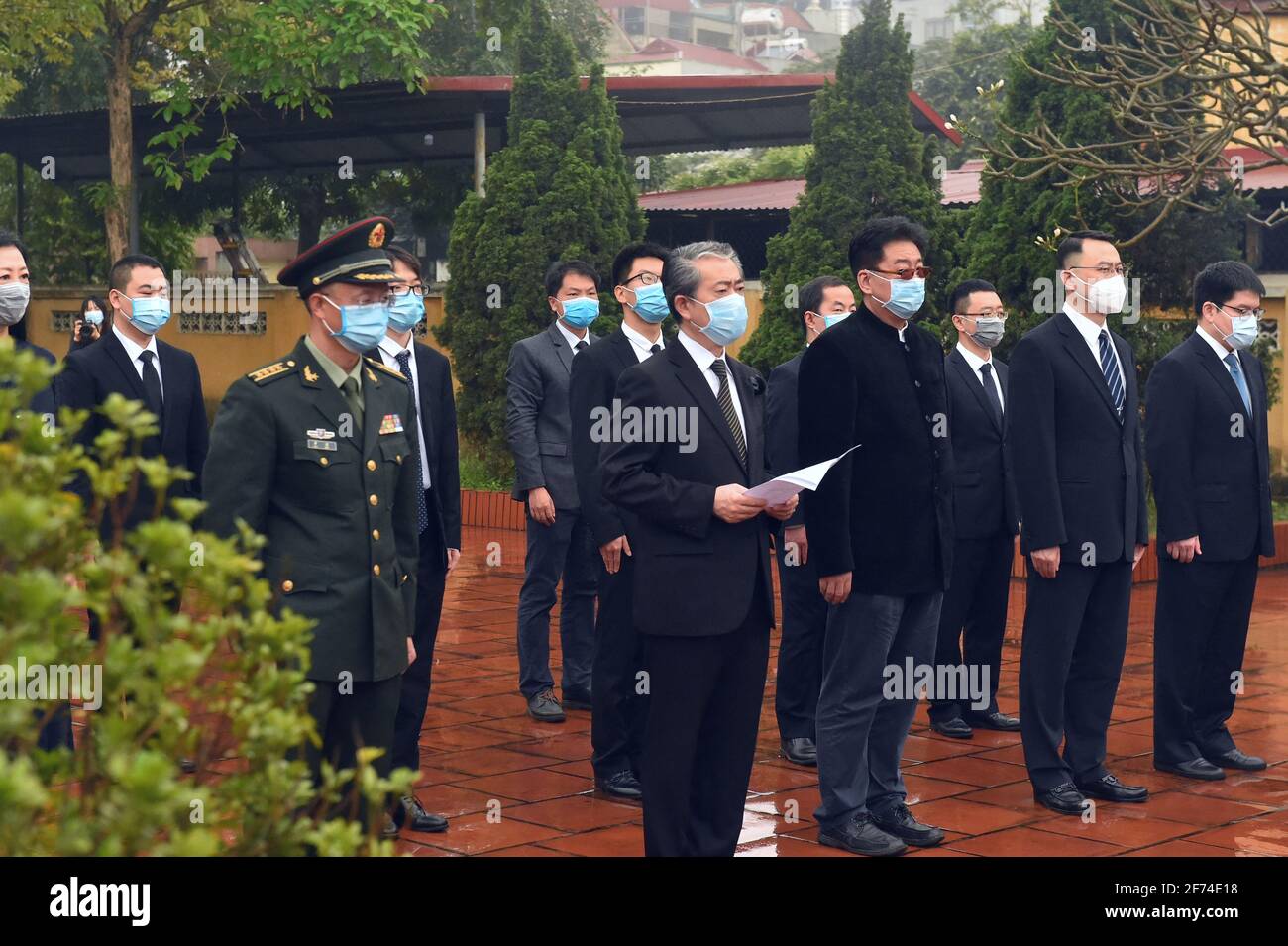 Vietnam, Vietnam. 3 avril 2021. L'ambassadeur de Chine au Vietnam Xiong Bo (avant 2nd L) et 30 autres membres de l'ambassade de Chine rendent hommage aux martyrs chinois dans un cimetière à Hanoi, Vietnam, le 3 avril 2021. Le cimetière accueille 48 martyrs chinois qui sont morts tout en aidant le Vietnam dans les batailles contre l'agression française et américaine et dans la construction socialiste du pays. Credit: Huang Shuo/Xinhua/Alay Live News Banque D'Images