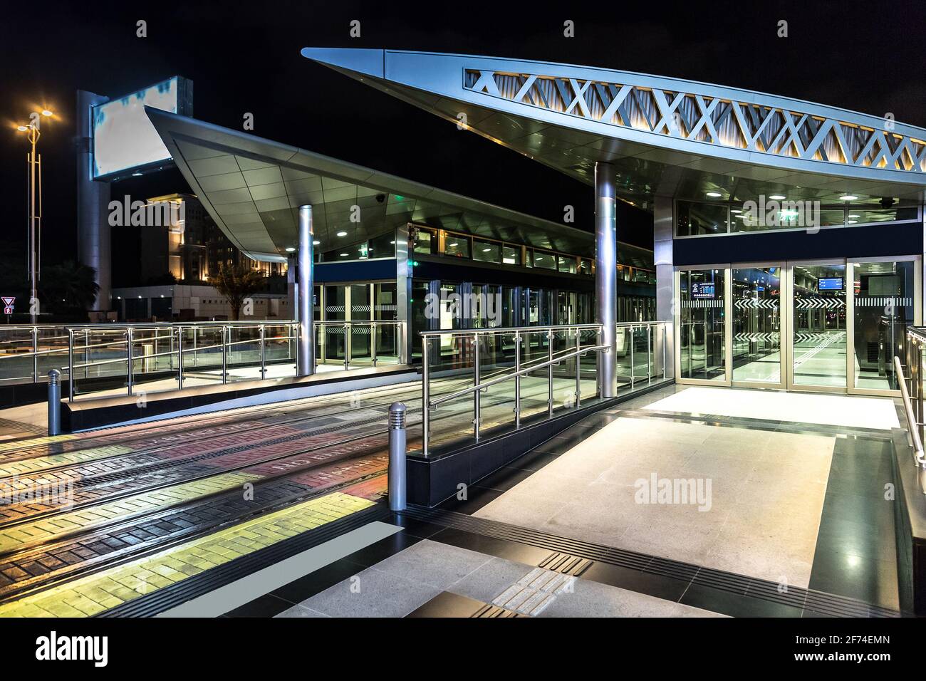 Nouvelle station de tramway moderne à Dubaï, Émirats arabes Unis Photo ...